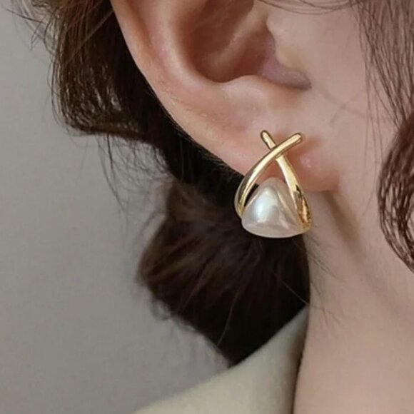 Pearl Gold Stud Earrings ✨ - Picture 2 of 3